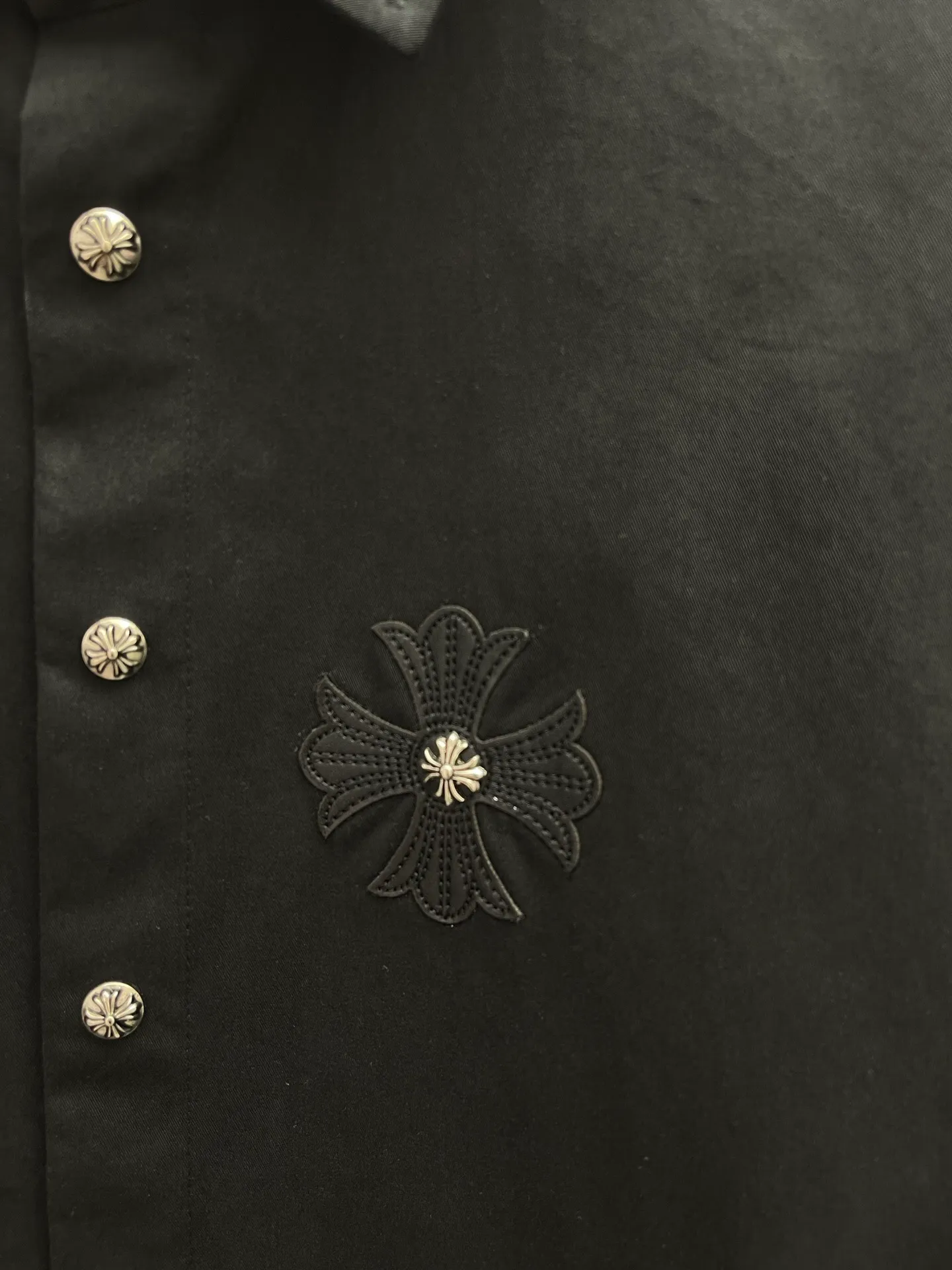P500 💰Chrome Hearts leather cross leather embroidery shirt jacket! OS version can be worn by both men and women! The fabric is made of twill gauze cotton fabric! The texture is clear and smooth, not easy to wrinkle or fade! The embroidery process is complex and repetitive, and the requirements for the embroidery machine are very strict. The distance is always 45 centimeters! It won’t work if the spacing is too big, and it won’t work if it’s too small! The hardware is all carved and cast. This piece of clothing consumes a lot of material. More than 3 meters of material is used for one piece of clothing! After the garment is made, it needs to be fixed at high temperature, washed at a water temperature of more than 70 degrees, and softened by adding softener to make the upper body softer and smoother!   Color: black white Size: m-3xl Style number: 5878